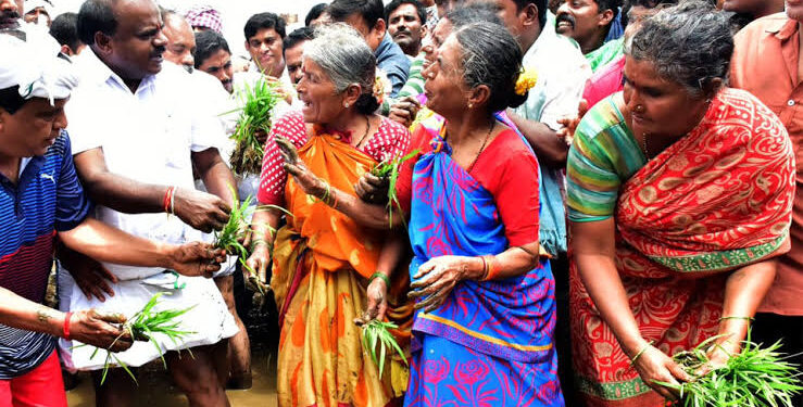 ಮಂಡ್ಯದ ಸೀತಾಪುರದಲ್ಲಿ ಭತ್ತ ನಾಟಿ ಮಾಡಿದ ಹೆಚ್.ಡಿ.ಕುಮಾರಸ್ವಾಮಿ ! ಕಾವೇರಿಗೆ ಬಾಗಿನ ಅರ್ಪಣೆ !