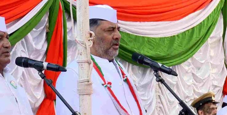 ಚನ್ನಪಟ್ಟಣದಲ್ಲಿ ಧ್ವಜಾರೋಹಣ ಮಾಡಿದ ಡಿಕೆಶಿ ! ಪರೋಕ್ಷವಾಗಿ ಹೆಚ್‌ಡಿಕೆಗೆ ಠಕ್ಕರ್ !