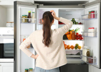 ಫ್ರಿಡ್ಜ್ ನಲ್ಲಿ ಶೇಖರಿಸಿದ ಆಹಾರವನ್ನು ಸೇವಿಸುವುದರಿಂದ ಆರೋಗ್ಯದಲ್ಲಿ  ಕೆಲವು ಸಮಸ್ಯೆಗಳು ಎದುರಾಗುವುದು ಪಕ್ಕಾ.!