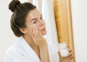 ತ್ವಚೆಗೆ ತೆಂಗಿನ ಎಣ್ಣೆಯನ್ನ ಬಳಸುವುದರಿಂದ ಏನೆಲ್ಲಾ ಬೆನಿಫಿಟ್ಸ್ ಇದೆ ಗೊತ್ತಾ?