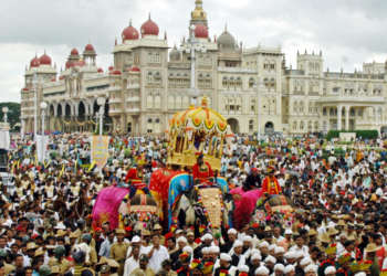 ಒಂದೇ ಮೈದಾನದಲ್ಲಿ ಆಡಳಿತ – ವಿರೋಧ ಪಕ್ಷಗಳ ಕಾಳಗ
