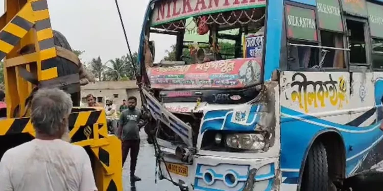 ಕಾಶ್ಮೀರದಲ್ಲಿ ಬಸ್‌ ಕಮರಿಗೆ ಉರುಳಿ ಆರು ಸಾವು ; 22 ಜನರಿಗೆ ಗಾಯ