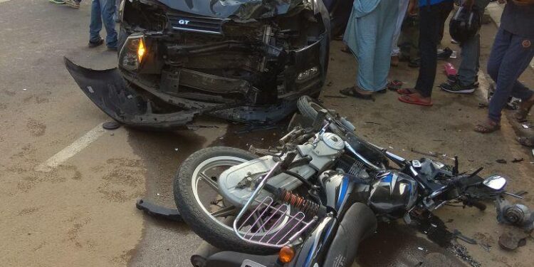 ಬೆಂಗಳೂರು ರಸ್ತೆಯಲ್ಲಿ ಗಲಾಟೆ.. ಕಾರಿನಲ್ಲಿ ಗುದ್ದಿಸಿ ಬೈಕ್ ಸವಾರನ ಕೊಲೆ