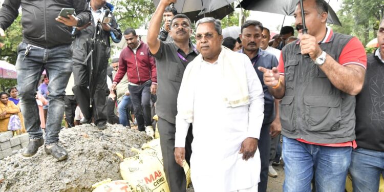 ಪೊನ್ನಂಪೇಟೆ ತಾಲ್ಲೂಕಿನ ಶ್ರೀಮಂಗಲ ಕುಟ್ಟದ ಗುಡ್ಡ ಕುಸಿತ ಪ್ರದೇಶಕ್ಕೆ ಭೇಟಿ ನೀಡಿ ಪರಿಶೀಲಿಸಿದ ಸಿಎಂ.