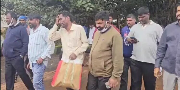 ಮಗನ ದೇಹವನ್ನು ಕೈಚೀಲದಲ್ಲಿ ತಂದೆಗೆ ನೀಡಿದ ಅಧಿಕಾರಿಗಳು!
