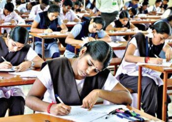 ವಿದ್ಯಾರ್ಥಿಗಳಿಗೆ ಪ್ರಶ್ನೆಪತ್ರಿಕೆ ಬದಲು ಉತ್ತರ ಪತ್ರಿಕೆ ನೀಡಿ ನಿರ್ಲಕ್ಷ್ಯ