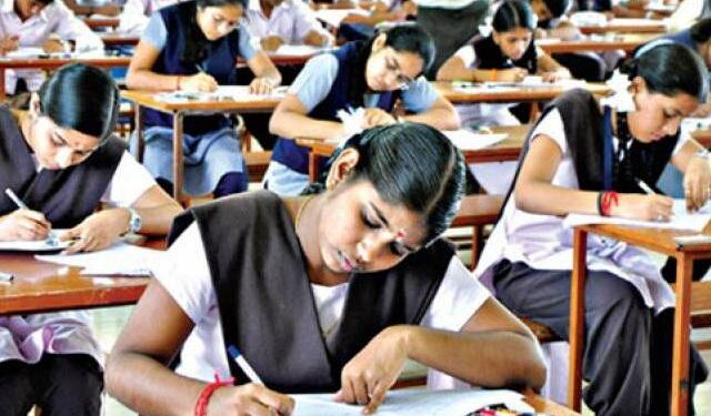 ವಿದ್ಯಾರ್ಥಿಗಳಿಗೆ ಪ್ರಶ್ನೆಪತ್ರಿಕೆ ಬದಲು ಉತ್ತರ ಪತ್ರಿಕೆ ನೀಡಿ ನಿರ್ಲಕ್ಷ್ಯ