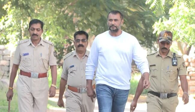 ದರ್ಶನ್ ಮಾಡಿದ್ದು ವಿಘ್ನ ಹರ ಮುದ್ರ – ಅದು ಅಸಭ್ಯ ಕೈ ಸನ್ನೆ ಅಲ್ಲ ! ಅಭಿಮಾನಿಗಳ ಸ್ಪಷ್ಟನೆ !