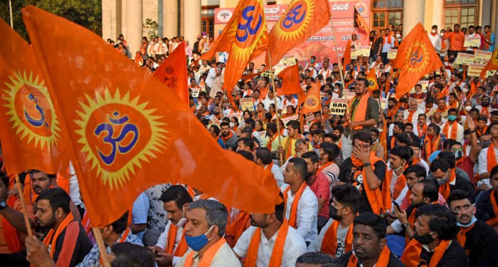 ಈದ್ ಮಿಲಾದ್ ಮೆರೆವಣಿಗೆ ಕಡೆಗೆ ನುಗ್ಗಿದ ಹಿಂದೂ ಕಾರ್ಯಕರ್ತರು ! ದ.ಕ್ಕನಡದಲ್ಲಿ ಭಾರೀ ಹೈಡ್ರಾಮ !