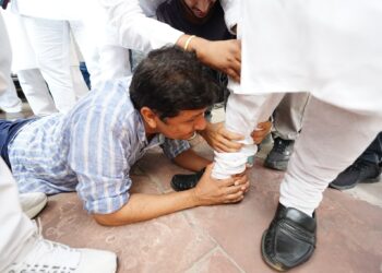 ಬಿಜೆಪಿ ಶಾಸಕನ ಕಾಲು ಹಿಡಿದ ದೆಹಲಿ ಸಚಿವ!