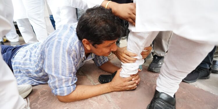 ಬಿಜೆಪಿ ಶಾಸಕನ ಕಾಲು ಹಿಡಿದ ದೆಹಲಿ ಸಚಿವ!