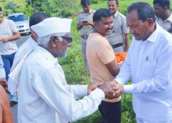 ಬೋಂತಿ ತಾಂಡಾದಲ್ಲಿ ವಿಜಯದಶಮಿ ಸಂಭ್ರಮ ಬನ್ನಿ ಹಂಚಿ ಶುಭ ಕೋರಿದ ಶಾಸಕ ಪ್ರಭು ಚವ್ಹಾಣ