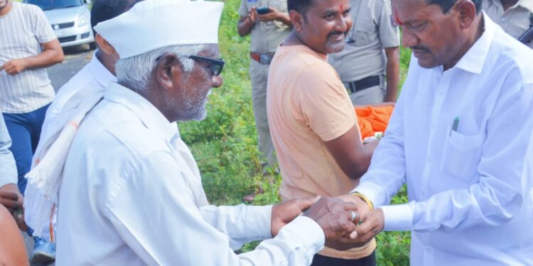 ಬೋಂತಿ ತಾಂಡಾದಲ್ಲಿ ವಿಜಯದಶಮಿ ಸಂಭ್ರಮ ಬನ್ನಿ ಹಂಚಿ ಶುಭ ಕೋರಿದ ಶಾಸಕ ಪ್ರಭು ಚವ್ಹಾಣ