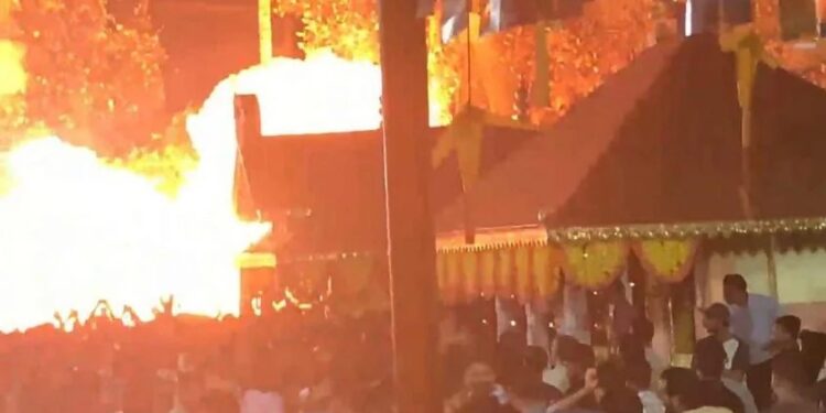 ಕೇರಳ ದೇವಾಲಯದ ಉತ್ಸವದ ವೇಳೆ ಪಟಾಕಿ ಸ್ಪೋಟ ; 8ಜನ ಗಂಭೀರ ;150 ಜನರಿಗೆ ಗಾಯ