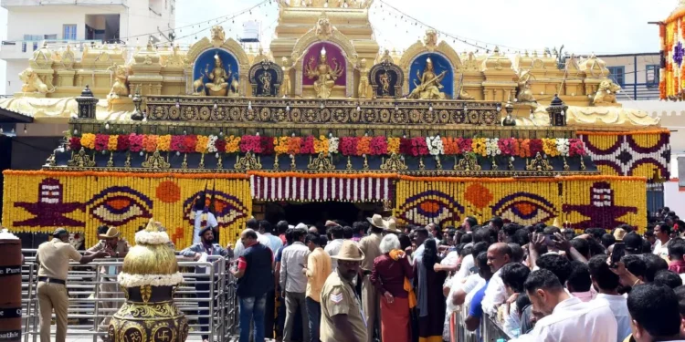 ಹಾಸನಾಂಬೆ ದರ್ಶನ.. ಜಿಲ್ಲಾಡಳಿತದಿಂದ ಅವ್ಯವಸ್ಥೆ.. ಭಕ್ತರ ಪರದಾಟ..