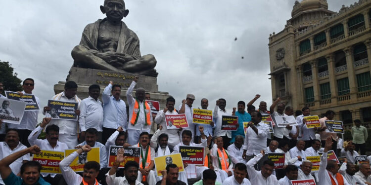 ಮುಡಾ ದಾಳಿ.. ಸಿಎಂ ರಾಜೀನಾಮೆಗೆ ವಿರೋಧಿ ನಾಯಕರ ಆಗ್ರಹ..