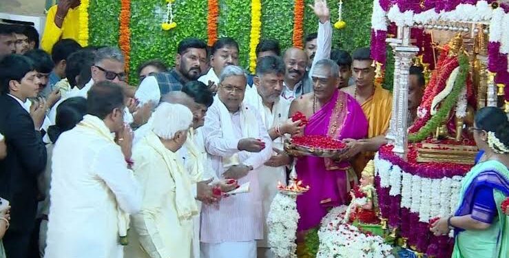 ಮೈಸೂರು ಪೇಟ ತಿರಸ್ಕರಿಸಿದ ಸಿಎಂ – ಕೇವಲ ಶಾಲು ಹಾಕಿಸಿಕೊಂಡ ಸಿದ್ದು !