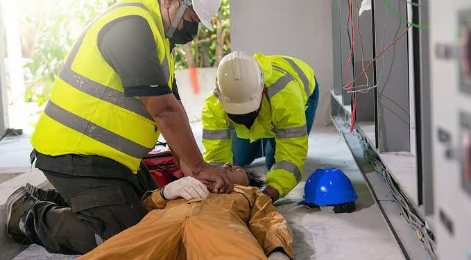 ಕಟ್ಟಡ ನಿರ್ಮಾಣದ ವೇಳೆ ಕರೆಂಟ್ ಶಾಕ್ – ನಾಲ್ವರು ಕಾರ್ಮಿಕರು ಜಸ್ಟ್ ಮಿಸ್ !!