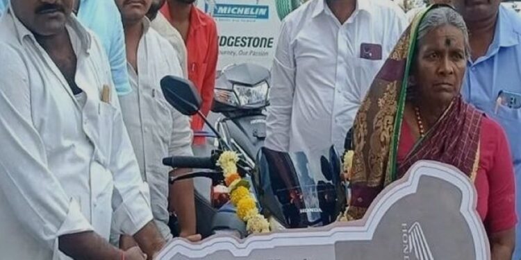 ಗೃಹಲಕ್ಷ್ಮಿ ಹಣ ಕೂಡಿಟ್ಟು ಮಗನಿಗೆ ಬೈಕ್ ಕೊಡಿಸಿದ ತಾಯಿ – ಬೆಳಗಾವಿಯಲ್ಲಿ ವಿಶೇಷ ಘಟನೆ !