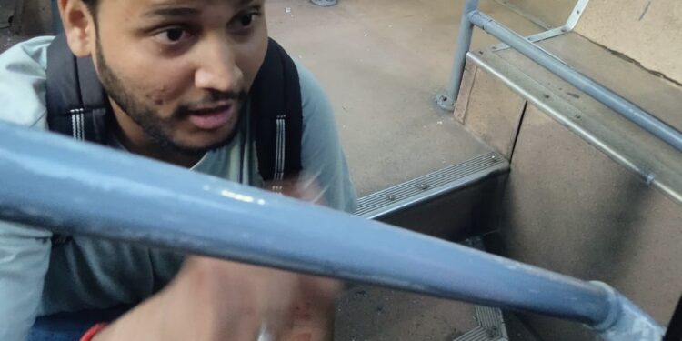 BMTC ಕಂಡಕ್ಟರ್ ಗೆ ಚಾಕು ಇರಿತ – ಬಾಗಿಲ ಬಳಿ ನಿಲ್ಲಬೇಡಿ ಎಂದಿದ್ದಕ್ಕೆ  ಅಟ್ಯಾಕ್ !