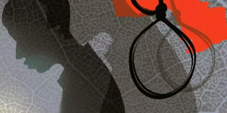 ಸರ್ಕಾರಿ ಕಚೇರಿ ಎದುರಲ್ಲೇ ವ್ಯಕ್ತಿ ಆತ್ಮಹತ್ಯೆಗೆ ಶರಣು.. ಕಾರಣ ಏನು..?