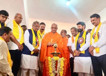 ಸಚಿವ ಕೆಜೆ ಜಾರ್ಜ್ ಸಮ್ಮುಖದಲ್ಲೇ ಗೂಂಡಾ ವರ್ತನೆಗೆ ಸಭಿಕರ ಆಕ್ರೋಶ – ಪರಿಸ್ಥಿತಿ ತಿಳಿಗೊಳಿಸಿದ ನಿರ್ಮಲಾನಂದ ಶ್ರೀಗಳು !  