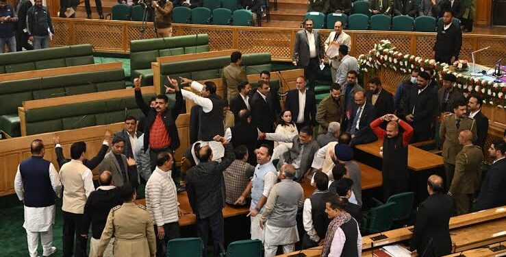 ಜಮ್ಮು & ಕಾಶ್ಮೀರದ ವಿಧಾಸಭೆಯಲ್ಲಿ ಕೋಲಾಹಲ – ವಿಶೇಷ ಸ್ಥಾನ ಮರುಸ್ಥಾಪನೆ ಕುರಿತು ತೀವ್ರ ಗದ್ದಲ !