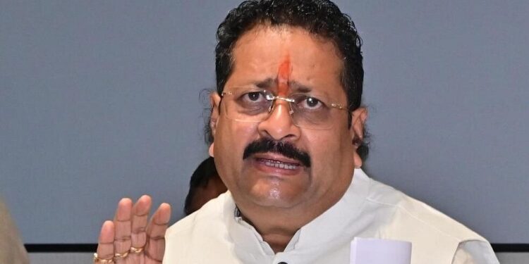 ಗಾಂಧಿಜಿ ರಾಷ್ಟ್ರಪಿತ ಹೇಗಾಗ್ತಾರೆ ?! ಕಾಂಗ್ರೆಸ್ ಮುಖಂಡರ ವಿರುದ್ಧ ಯತ್ನಾಳ್ ಗರಂ ! 