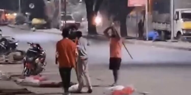 ಮಡಿವಾಳ ಮಾರ್ಕೆಟ್ ನಲ್ಲಿ ಮಾರಾ-ಮಾರಿ ! ನಡುರಸ್ತೆಯಲ್ಲೇ ಮಾರಕಾಸ್ತ್ರಗಳಿಂದ ಬಡಿದಾಡಿಕೊಂಡ ಗುಂಪು ! 