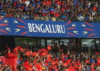 RCB ಹಿಂದಿ ಟ್ವೀಟ್ ಪೇಜ್ ಓಪನ್ ಮಾಡಿದ್ದೇಕೆ ಕನ್ನಡಿಗರ ಆಕ್ರೋಶ ! ಪೇಜ್ ಡಿಲೀಟ್ ಮಾಡಿದ್ರೆ ಸರಿ ಎಂದ ಫ್ಯಾನ್ಸ್ ! 