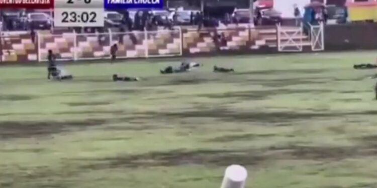 VIRAL : ಫುಟ್ಬಾಲ್ ಪಂದ್ಯದ ವೇಳೆ ಬಡಿದ ಸಿಡಿಲು – ಮೈದಾನದಲ್ಲೇ ಆಟಗಾರ ಸಾವು !