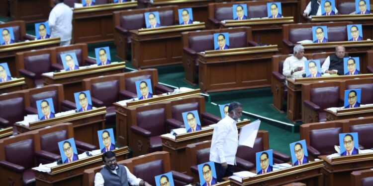 ಅಂಬೇಡ್ಕರ್ ಭಾವಚಿತ್ರ ಪ್ರದರ್ಶಿಸಿ ಕಾಂಗ್ರೆಸ್ ದಿಢೀರ್ ಪ್ರತಿಭಟನೆ:ಅಮಿತ್ ಶಾ ಹೇಳಿಕೆಗೆ ಖಂಡನೆ!