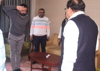 ಗೃಹ ಸಚಿವರಿಗೆ ಸೆಲ್ಯೂಟ್ ಮಾಡಿ ಸ್ವಾಗತಿಸಿದ ಸಚಿವ ಸಂತೋಷ ಲಾಡ್,