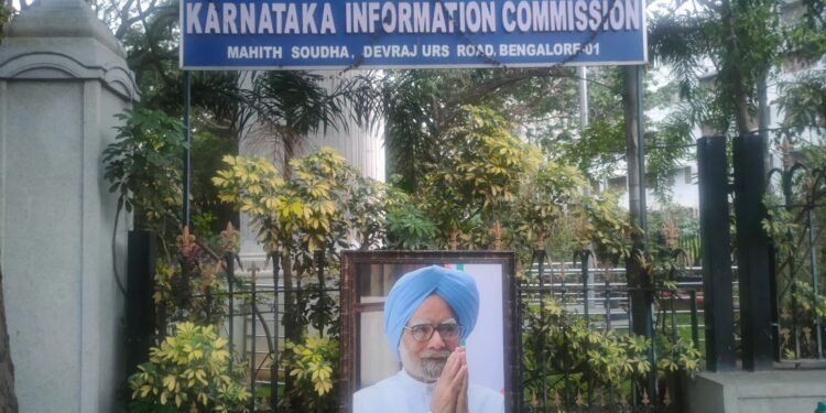 ಕರ್ನಾಟಕದಲ್ಲಿ ಆಡಳಿತರೂಢ ಕಾಂಗ್ರೆಸ್ ಸರ್ಕಾರ ಮಾಹಿತಿ ಆಯೋಗಕ್ಕೆ ಆಯುಕ್ತರನ್ನು ನೇಮಿಸುವ ಮೂಲಕ ಡಾಕ್ಟರ್ ಮನಮೋಹನ್ ಸಿಂಗ್ ಅವರಿಗೆ ಗೌರವ ಸಮರ್ಪಿಸಲಿ
