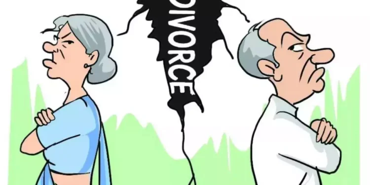 43 ವರ್ಷಗಳ ನಂತರ ವೃದ್ಧ ದಂಪತಿ ವಿವಾಹ ವಿಚ್ಛೇದನ:ಜಮೀನನ್ನು ಮಾರಲು ಒಪ್ಪಿದ ಪತಿ, ಪತ್ನಿಗೆ 3.7 ಕೋಟಿ ರೂಪಾಯಿ ಜೀವನಾಂಶ