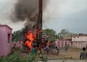 ಬೋರ್ ವೆಲ್ ಕೊರೆದಾಗ ಹೊರಬಂದ ಬೆಂಕಿ