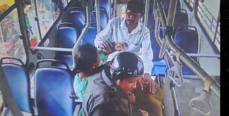 ಬೈಕ್ ಗೆ ಬಸ್ ಟಚ್ ಆಗಿದಕ್ಕೆ ಮಹಿಳೆ ಗರಂ ! ಬಿಎಂಟಿಸಿ ಚಾಲಕನಿಗೆ ಹಿಗ್ಗಾಮುಗ್ಗ ಥಳಿತ!