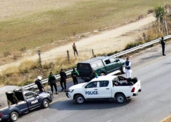 ಪೇಶಾವರದಲ್ಲಿ ಭಯೋತ್ಪಾದಕ ಧಾಳಿಯಲ್ಲಿ ಮೂವರು ಭದ್ರತಾ ಸಿಬ್ಬಂದಿ ಸಾವು