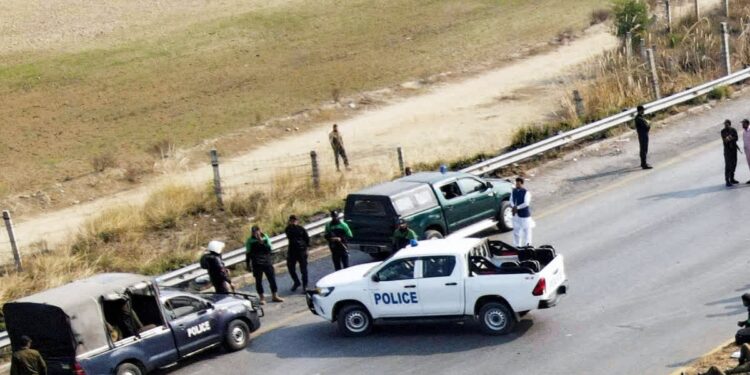 ಪೇಶಾವರದಲ್ಲಿ ಭಯೋತ್ಪಾದಕ ಧಾಳಿಯಲ್ಲಿ ಮೂವರು ಭದ್ರತಾ ಸಿಬ್ಬಂದಿ ಸಾವು