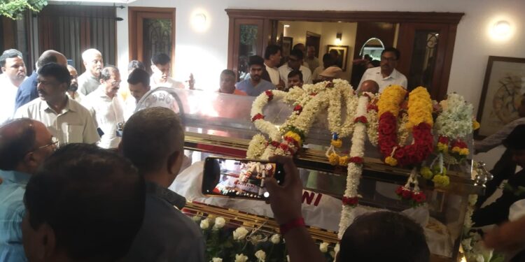 ನಾಳೆ ಬೆಳಿಗ್ಗೆ ಬೆಂಗಳೂರಿನಿಂದ ಮದ್ದೂರಿಗೆ ಪಾರ್ಥೀವ ಶರೀರ ರವಾನೆ ! ಹುಟ್ಟೂರಿನಲ್ಲಿ ಅಂತಿಮ ವಿಧಿ ವಿಧಾನ !