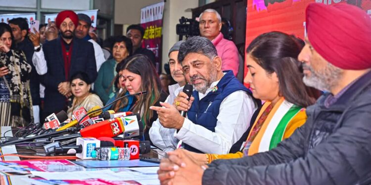 ಗೃಹಲಕ್ಷ್ಮಿ’ ಮಾದರಿಯಲ್ಲಿ “ಪ್ಯಾರಿ ದೀದಿ ಯೋಜನೆ”; ದೆಹಲಿ ವಿಧಾನಸಭೆ ಚುನಾವಣೆಗೆ ಕಾಂಗ್ರೆಸ್ ಮೊದಲ ಗ್ಯಾರಂಟಿ ಭರವಸೆ ಪ್ರಕಟಿಸಿದ ಡಿಸಿಎಂ ಡಿ.ಕೆ. ಶಿವಕುಮಾರ್.