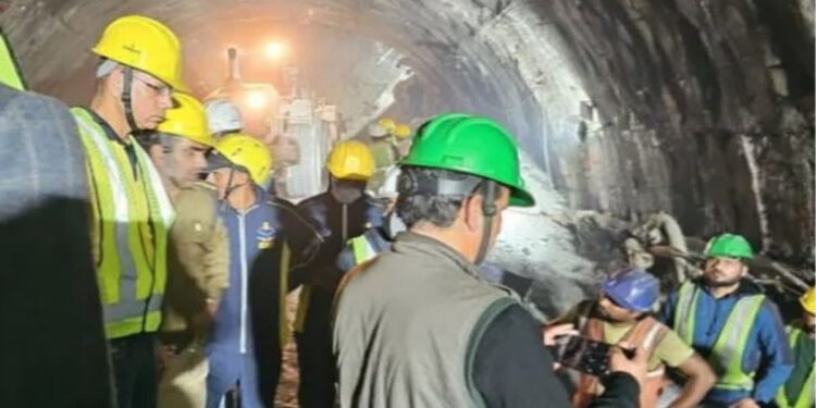 ಕಲ್ಲಿದ್ದಲು ಗಣಿಯಲ್ಲಿ  ಸಿಲುಕಿದ   10-15 ಕಾರ್ಮಿಕರು:ರಕ್ಷಣಾ ಕಾರ್ಯಾಚರಣೆ ಪ್ರಗತಿಯಲ್ಲಿ