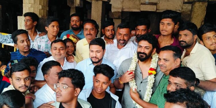 ದಕ್ಷಿಣ ಕಾಶಿ ನಂಜನಗೂಡು ದೇವಾಲಯಕ್ಕೆ ಡಾಲಿ ಧನಂಜಯ್ ಭೇಟಿ ! ವಿವಾಹ ಪತ್ರಿಕೆಗೆ ವಿಶೇಷ ಪೂಜೆ ! 