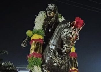 ರಾತ್ರೋ ರಾತ್ರಿ ಚಿತ್ರದುರ್ಗದಲ್ಲಿ ಚನ್ನಮ್ಮ ಮೂರ್ತಿ ಪ್ರತಿಷ್ಠಾಪನೆ – ಬೆಳಗಾಗೋದ್ರಲ್ಲಿ ಚೆನ್ನಮ್ಮನ ಮೂರ್ತಿ ಕಂಡು ಗ್ರಾಮಸ್ಥರು ಶಾಕ್ ! 