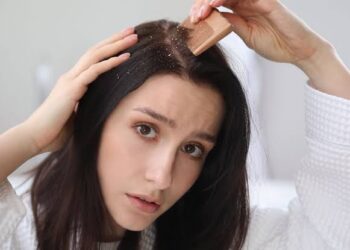 ಚಳಿಗಾಲದಲ್ಲಿ ಕಾಡುವ ಡ್ಯಾಂಡ್ರಫ್ ಸಮಸ್ಯೆಗೆ ಈ ಮನೆಮದ್ದು ಬಳಸಿ.!