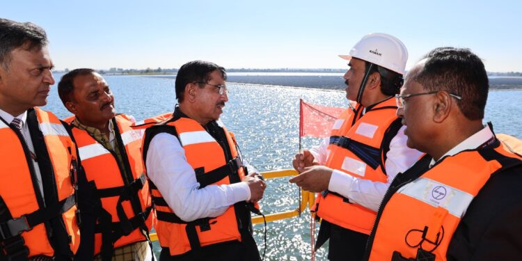 ಭಾರತದ ಅತಿದೊಡ್ಡ ತೇಲುವ ಸೌರ ಯೋಜನೆಗೆ ಪ್ರಹ್ಲಾದ್ ಜೋಶಿ ವಿಸಿಟ್ – ಈ ಫ್ಲೋಟಿಂಗ್ ಸೋಲಾರ್ ಪಾರ್ಕ್ ಪ್ರಾಮುಖ್ಯತೆ ಏನು ಗೊತ್ತಾ..?