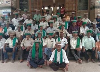 ಬಿಟ್ಟು- ಬಿಡದೆ ಕಾಡುತ್ತಿರುವ ವಕ್ಫ್ ಭೂತ ! ಮಂಡ್ಯದ 50 ಕ್ಕೂ ಹೆಚ್ಚು ರೈತರ ಜಮೀನು ದಾಖಲೆಯಲ್ಲಿ ವಕ್ಫ್  ಹೆಸರು! 