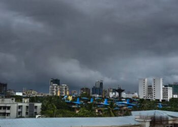 ಚುಮು ಚುಮು ಚಳಿಯ ಜೊತೆಗೆ ಜಿಟಿ ಜಿಟಿ ಮಳೆ – ರಾಜಧಾನಿ ಬೆಂಗಳೂರಿನ ರಸ್ತೆಗಳು ಖಾಲಿ ಖಾಲಿ ! 