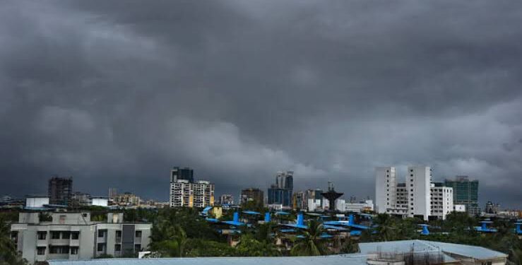 ಚುಮು ಚುಮು ಚಳಿಯ ಜೊತೆಗೆ ಜಿಟಿ ಜಿಟಿ ಮಳೆ – ರಾಜಧಾನಿ ಬೆಂಗಳೂರಿನ ರಸ್ತೆಗಳು ಖಾಲಿ ಖಾಲಿ !