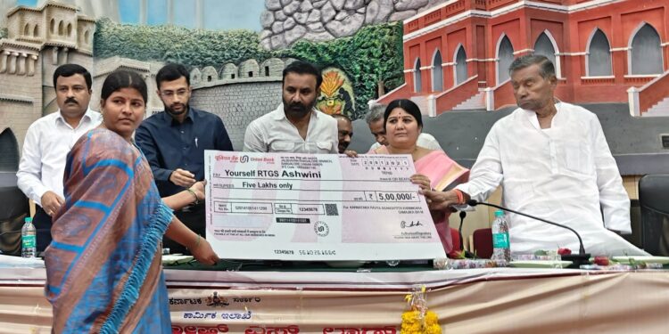 ಕಾರ್ಮಿಕ ಇಲಾಖೆ ಕಲಬುರಗಿ ವಿಭಾಗದ ಪ್ರಗತಿ ಪರಿಶೀಲನಾ ಸಭೆ ನಡೆಸಿದ ಸಚಿವ ಸಂತೋಷ್‌ ಲಾಡ್‌ ಸೂಚನೆ